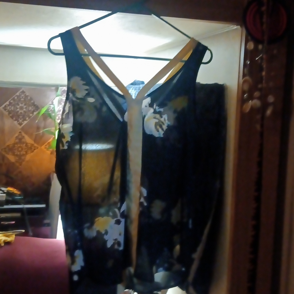 V NECK. SLIT TOP